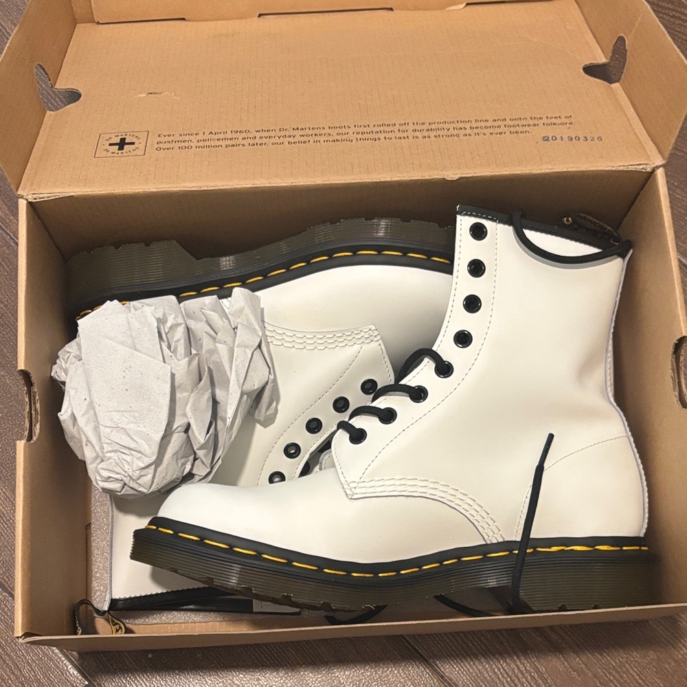 NIB DR MARTENS SMOOTH WHITE SIZE 9 - Picture 2 of 8